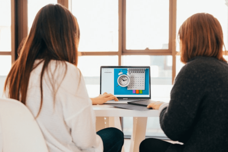 Zwei Frauen Ablaufplanung WordPress Training